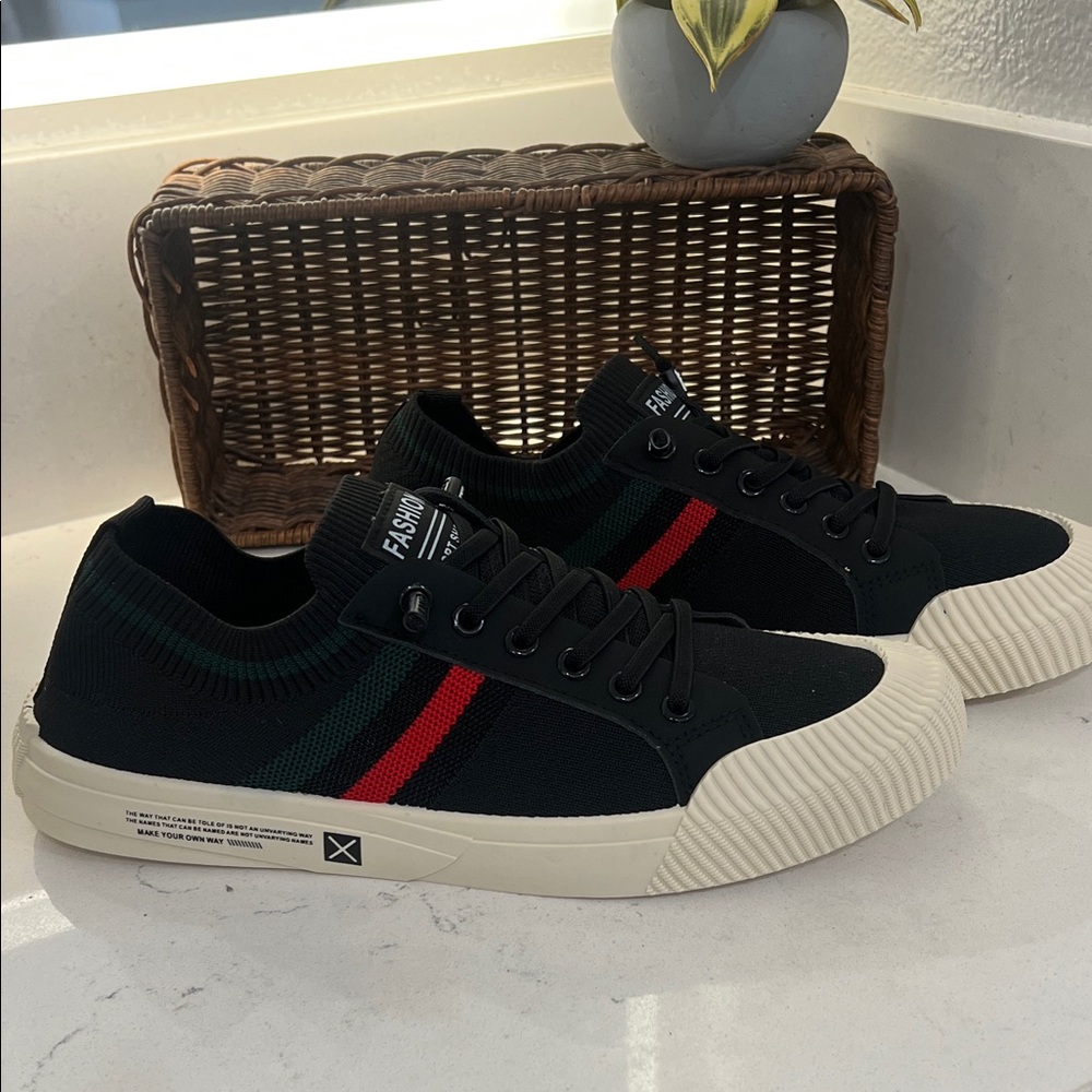 Sneakers Women’s fashion size 43 fits women’s 10-11 black w red & green stripes